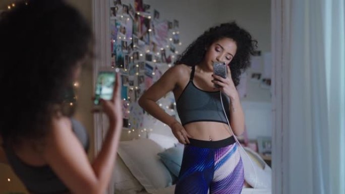 美丽的少女自拍照片使用智能手机在镜子里摆姿势在社交媒体上分享时尚时尚在家享受周末青少年自我形象