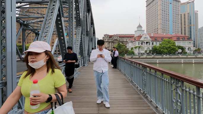 上海外白渡桥上的行人