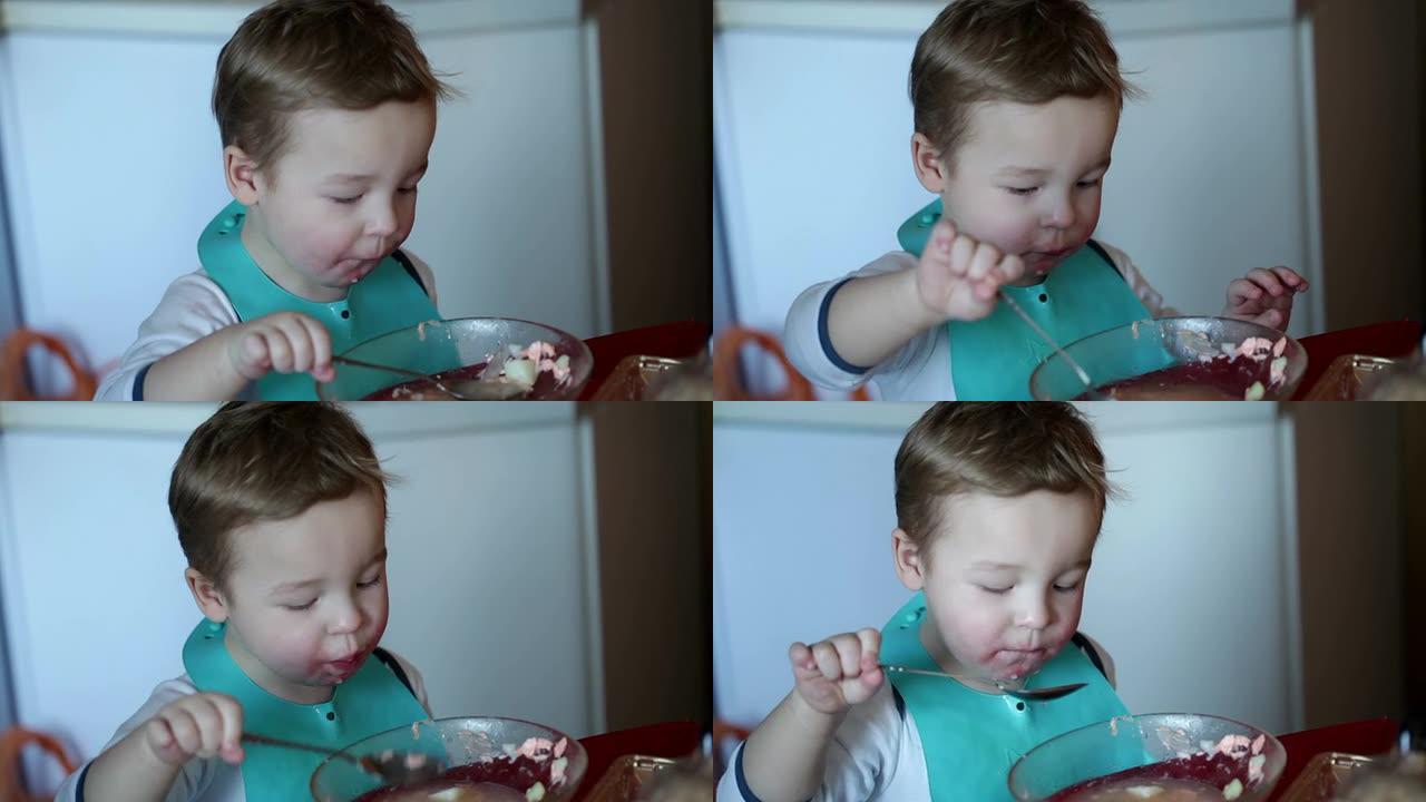 两岁的男孩正在喝汤。剪辑。