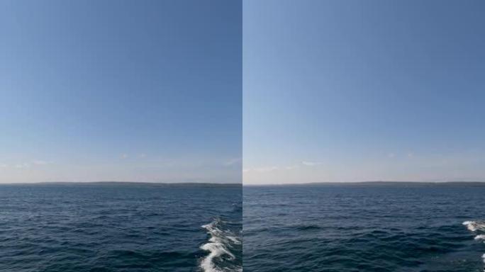 渡船滑过苏必利尔湖深蓝色的水域