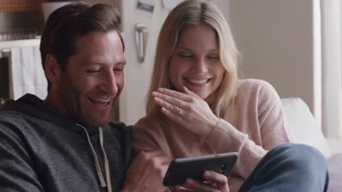 快乐情侣在智能手机上聊天美女展示订婚戒指享受浪漫庆祝