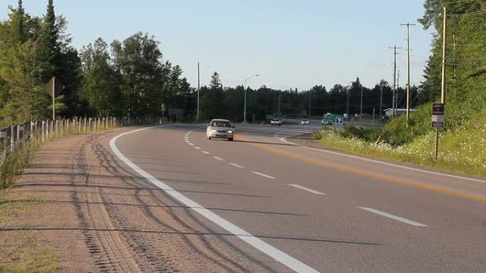 弯曲的乡村道路上迎面驶来的汽车