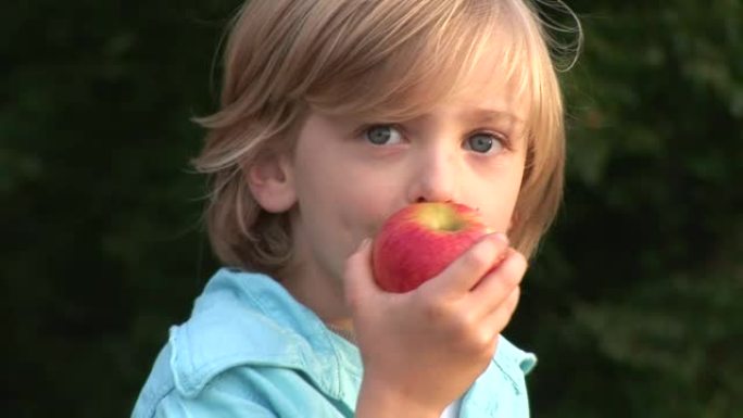 高清1080i/50小男孩吃苹果。