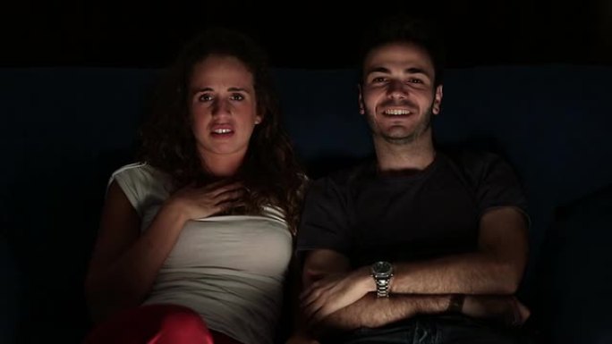 高清: 年轻夫妇看恐怖电影