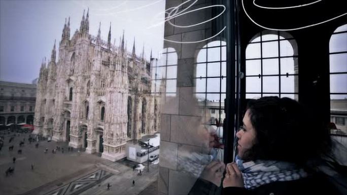 观看米兰大教堂的游客