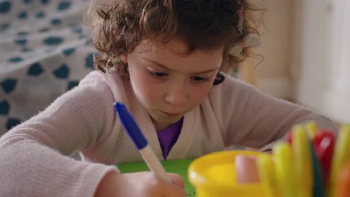 小女孩在五颜六色的纸上画画，享受彩色素描创意孩子在家里用想象力创作艺术