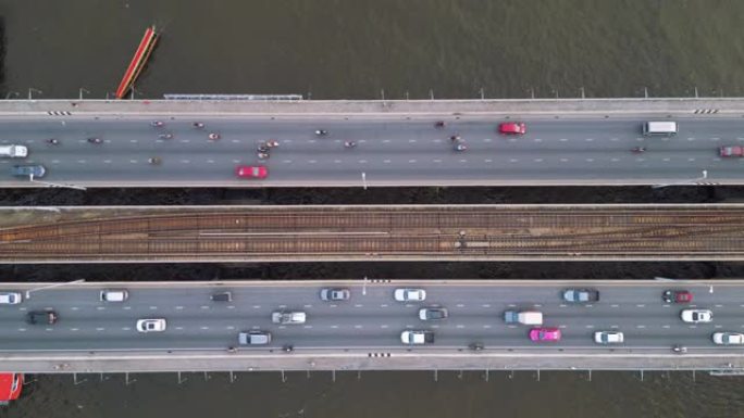 曼谷城市景观和桥上交通的正上方鸟瞰图