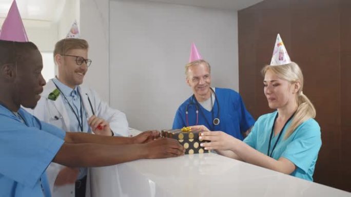 医疗队祝贺并庆祝年轻女护士生日