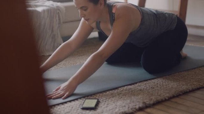 健康瑜伽女人在家锻炼练习孩子在客厅摆姿势享受早晨健身锻炼