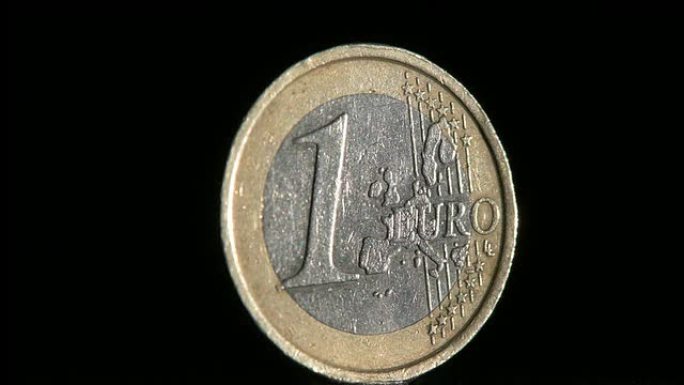 一枚欧元前硬币隔离在黑色背景上。旋转