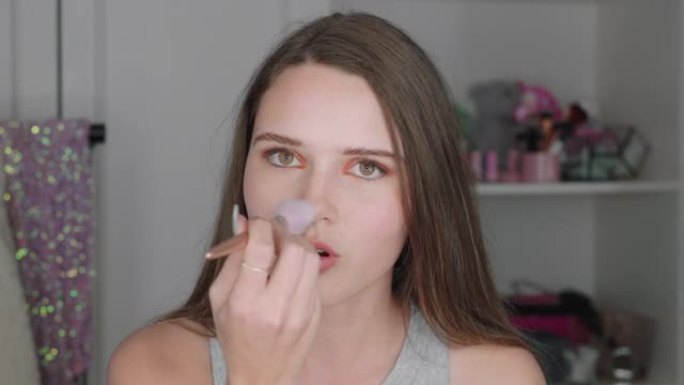美丽的少女视频博客拍摄化妆教程分享美容视频享受社交媒体影响者在家录制视频