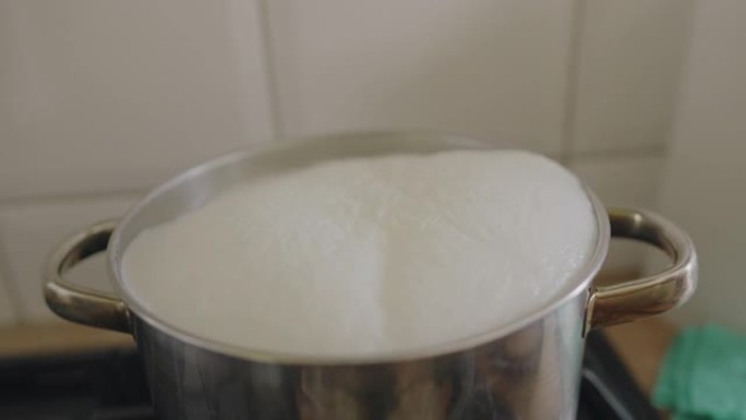牛奶在平底锅中沸腾并倒出