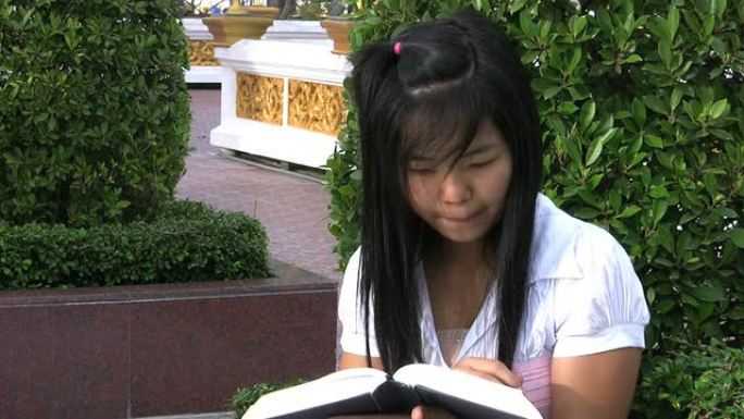 亚洲女孩看书接手机