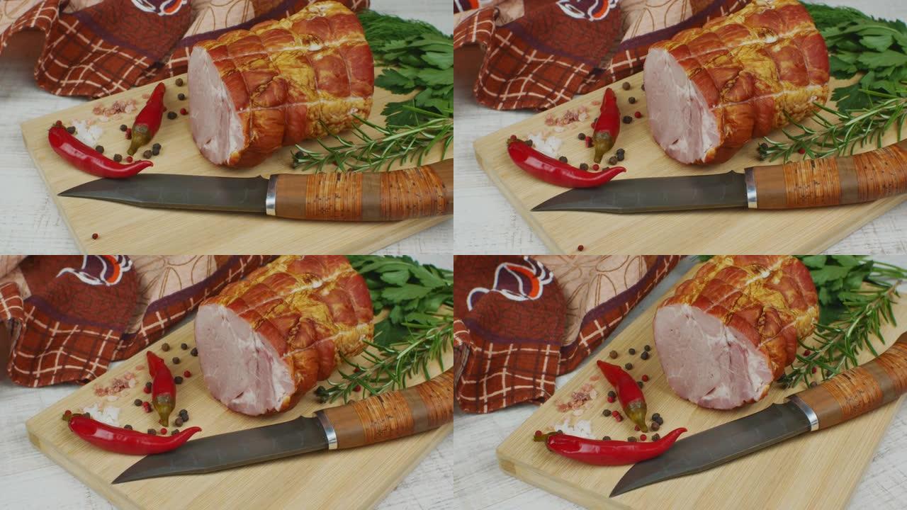 一块多汁可口的猪肉培根放在木菜板上，配有雕刻刀、多色多香果、红辣椒、欧芹、莳萝和罗勒。肉制品的概念