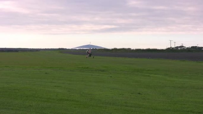 微光飞机在草地飞机跑道上起飞