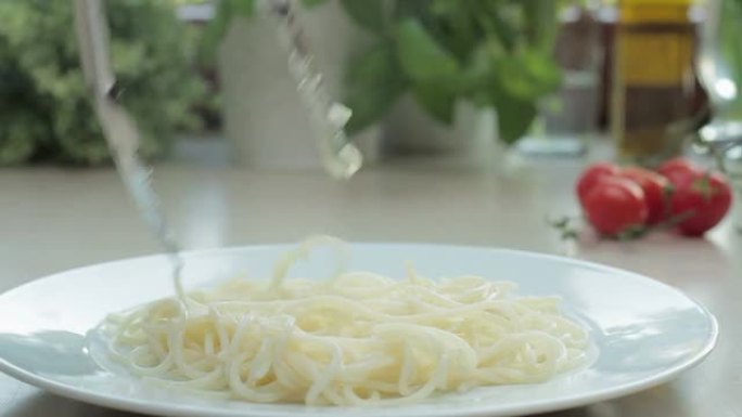 男厨师将意大利面条放在盘子上，追踪镜头