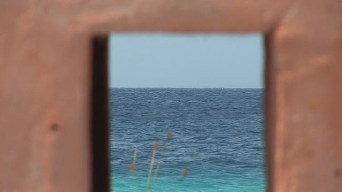 奴隶小屋-透过窗户的海洋