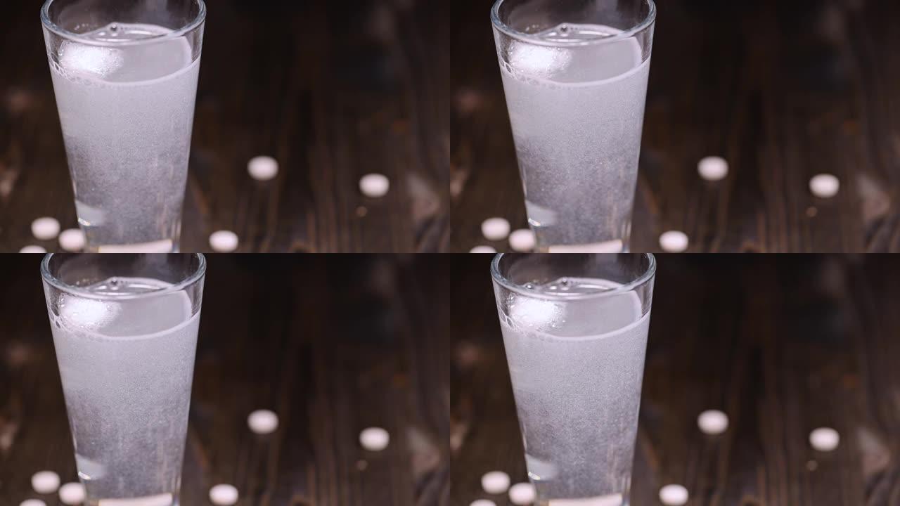 白色药片溶解在一杯水中