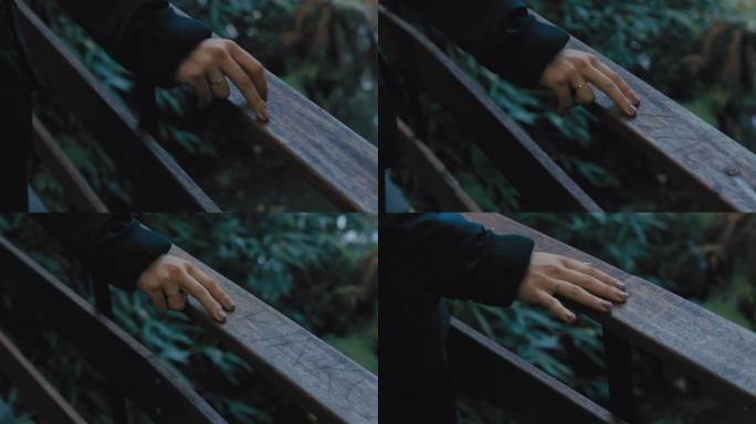 近距离接触的女人走在森林的木桥上享受大自然探索自然户外