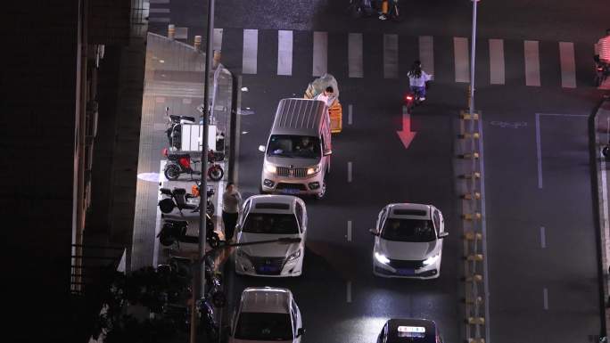 夜晚路口车流、人流