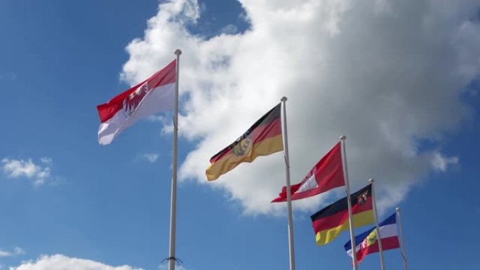 德国联邦各州的几面旗帜在晴朗的天空中迎风飘扬 。
