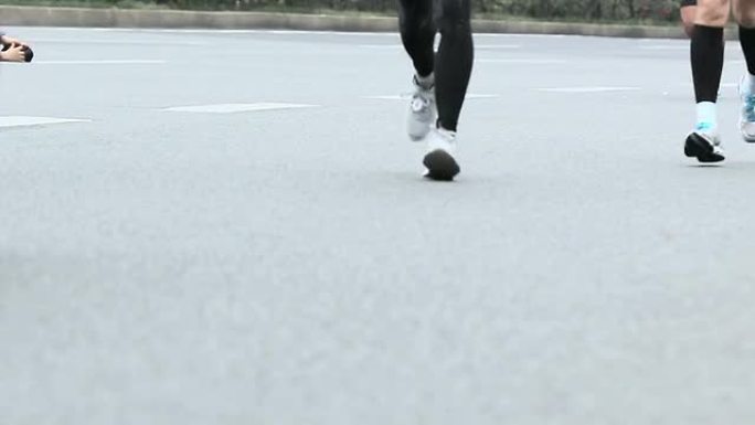 马拉松跑步比赛，人们在城市道路上站起来