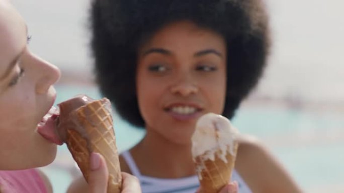 美丽的女人在海滩上吃冰淇淋女孩朋友享受美味的软服务在温暖的夏日放松4k镜头