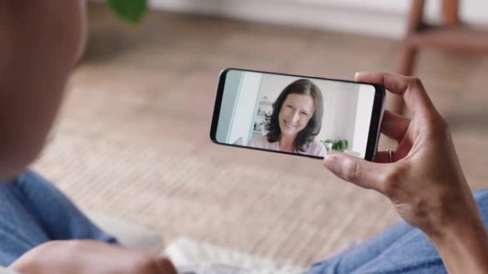 年轻女子使用智能手机视频聊天与聋哑祖母交流手语手势享受在线交流
