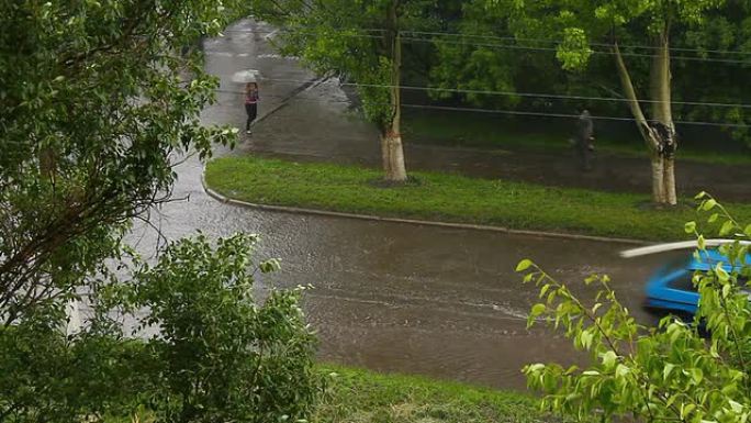 大雨。