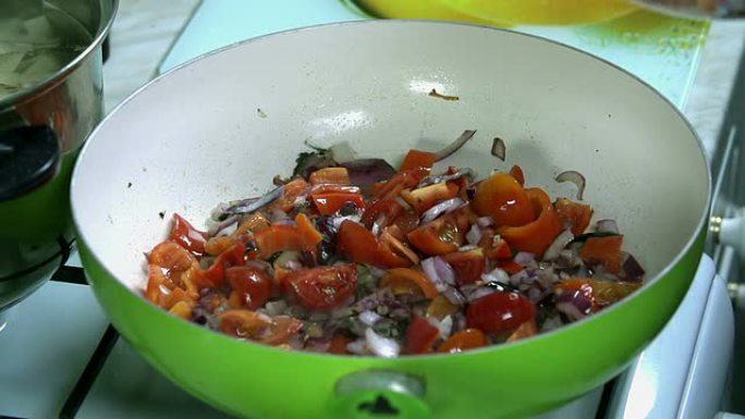 高清慢速: 将切成薄片的小番茄放入洋葱锅中