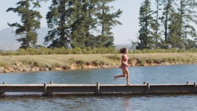 年轻女子在湖中奔跑潜水，在水中嬉戏，享受夏天的自由