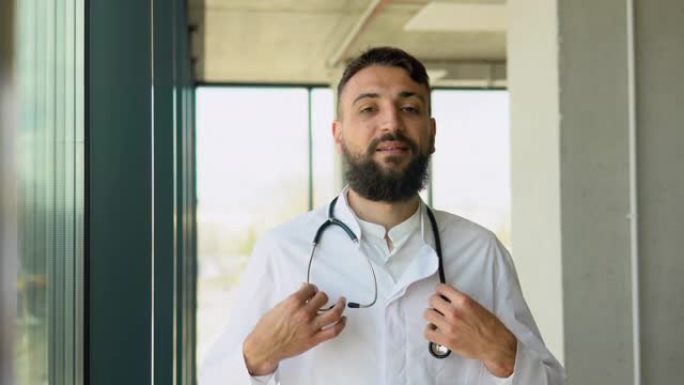 阿拉伯学生在医科大学实习。开朗的阿拉伯医生在诊所摆姿势的肖像