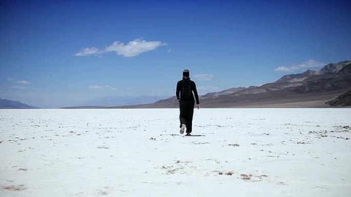 穿越干燥盐湖的孤独人物