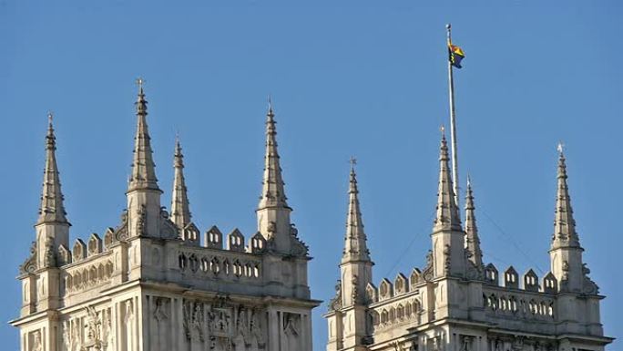 威斯敏斯特教堂的屋顶上挂着一面旗帜