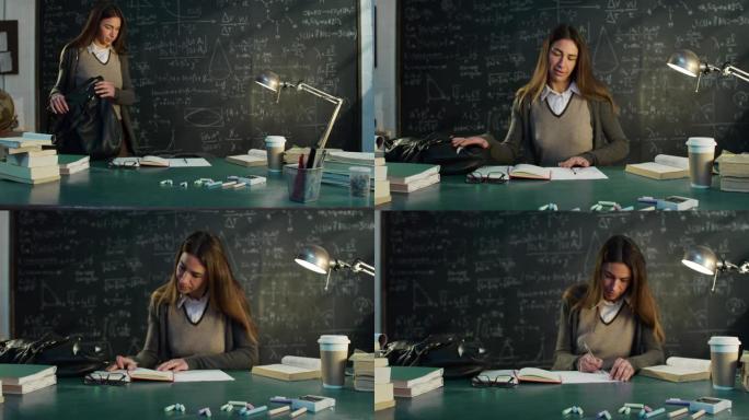 年轻的女老师或学生的肖像到达大学教室，开始用数学公式在黑板前的桌子上工作。在大学图书馆学习的学生