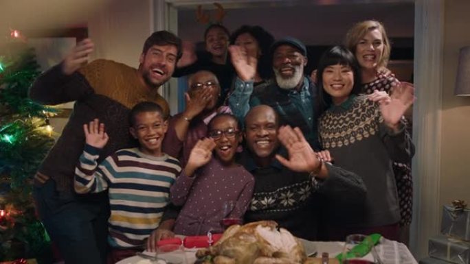 非裔美国人家庭在圣诞晚宴上与朋友合影留念，挥舞着享受节日的节日团圆在家里庆祝4k
