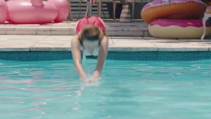 美丽的年轻女子在温暖的夏日在游泳池里潜水，在凉爽的水中嬉水，穿着红色比基尼4k镜头享受夏天