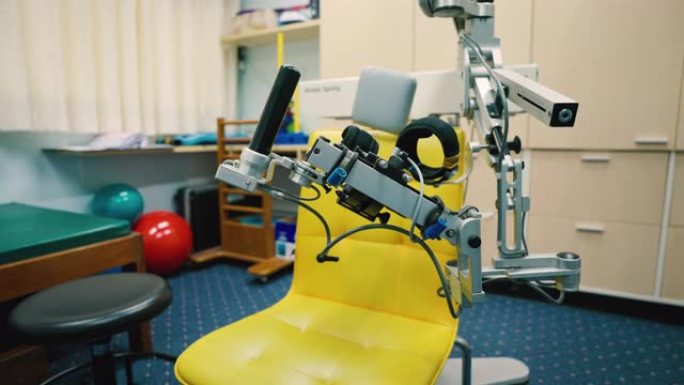 机械臂理疗设备帮助腿部虚弱的患者。