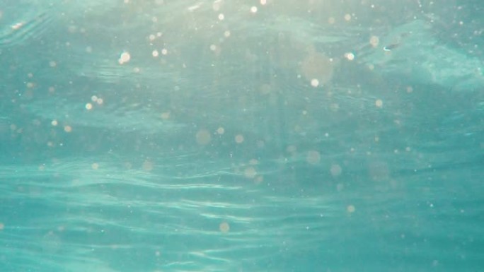 海水的水下视图，阳光照在4k镜头表面