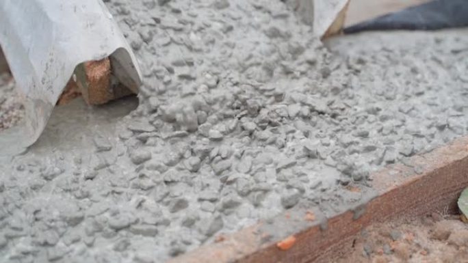 混凝土砂浆灌入基础模板特写，慢动作