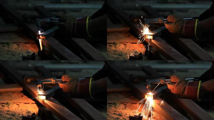 工人用金属割炬切割钢材。