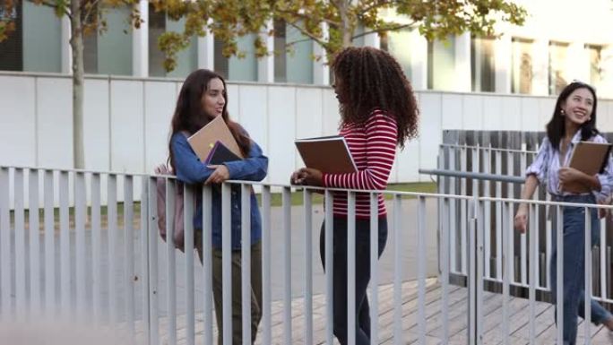 年轻人多样化，多种族的学生在户外一起欢笑-多样性概念。