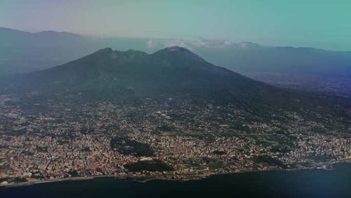 意大利维苏威火山从空中飞来。