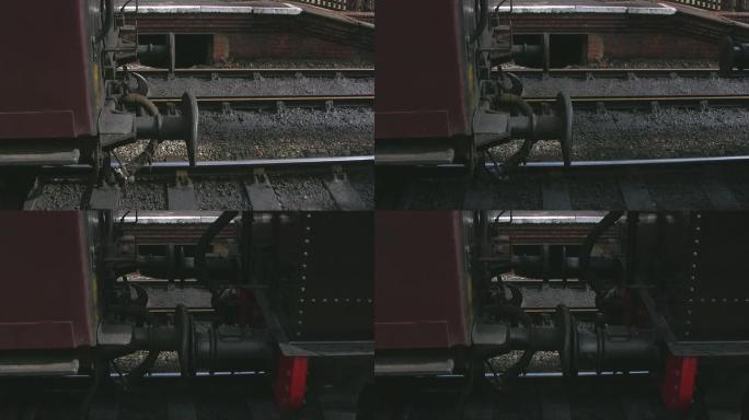 蒸汽机耦合到等待的火车车厢。