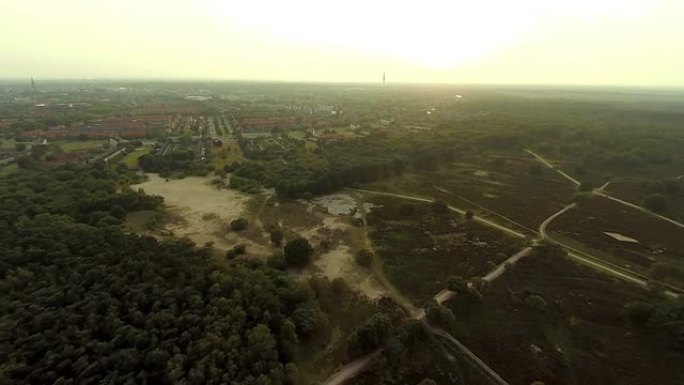 荷兰小镇边缘的绿色公园