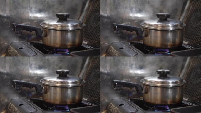 蒸汽从锅里出来