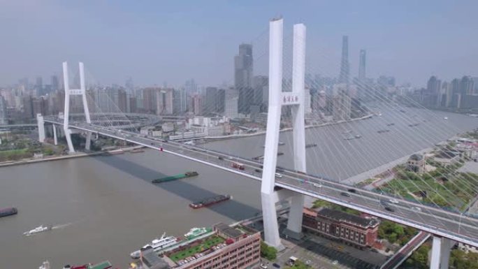 中国上海横跨黄浦江的南浦大桥。