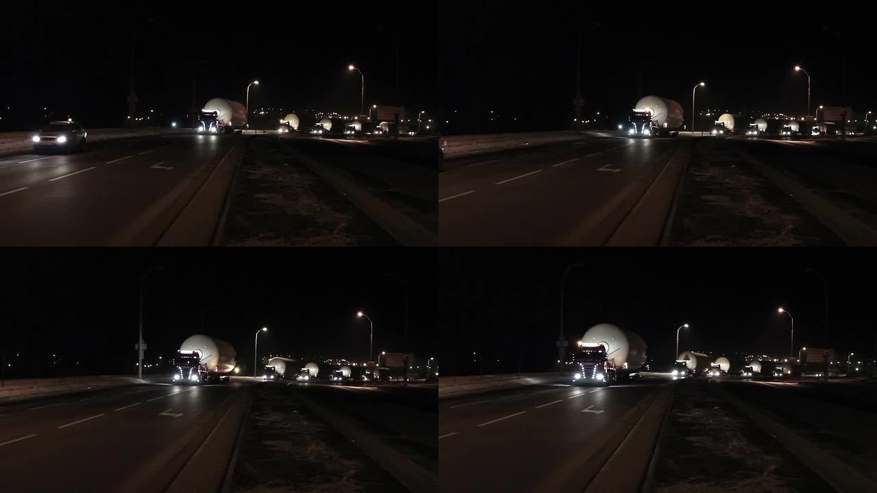 夜间移动带有超大货物和闪光器的卡车或货车