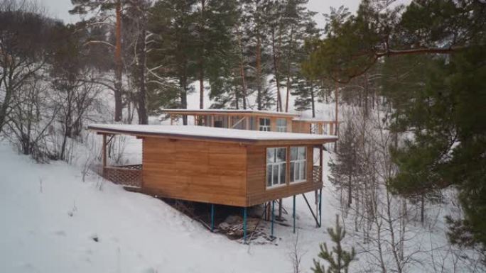 小木屋，大窗户建在雪坡上