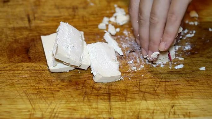 在木盘特写上切奶酪